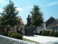 Trg Stjepana Radića - Spomenik